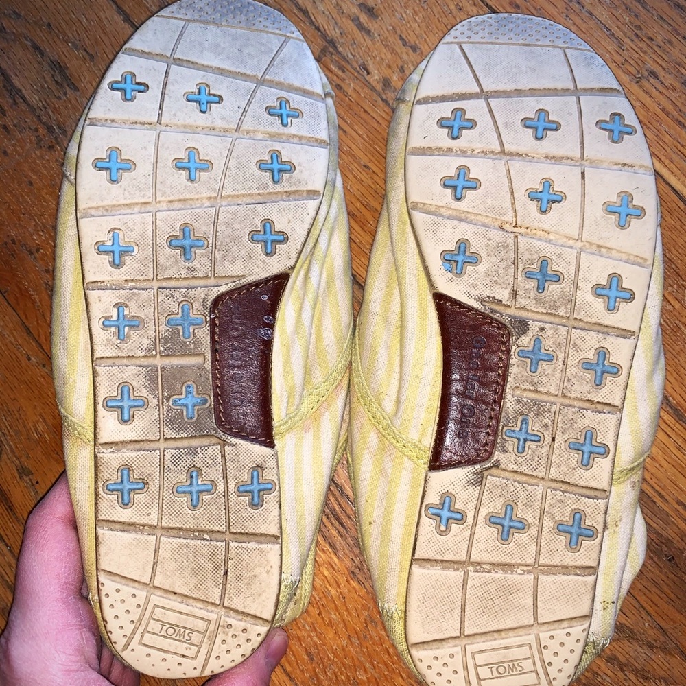 Tom’s Shoes - Picture 3 of 4